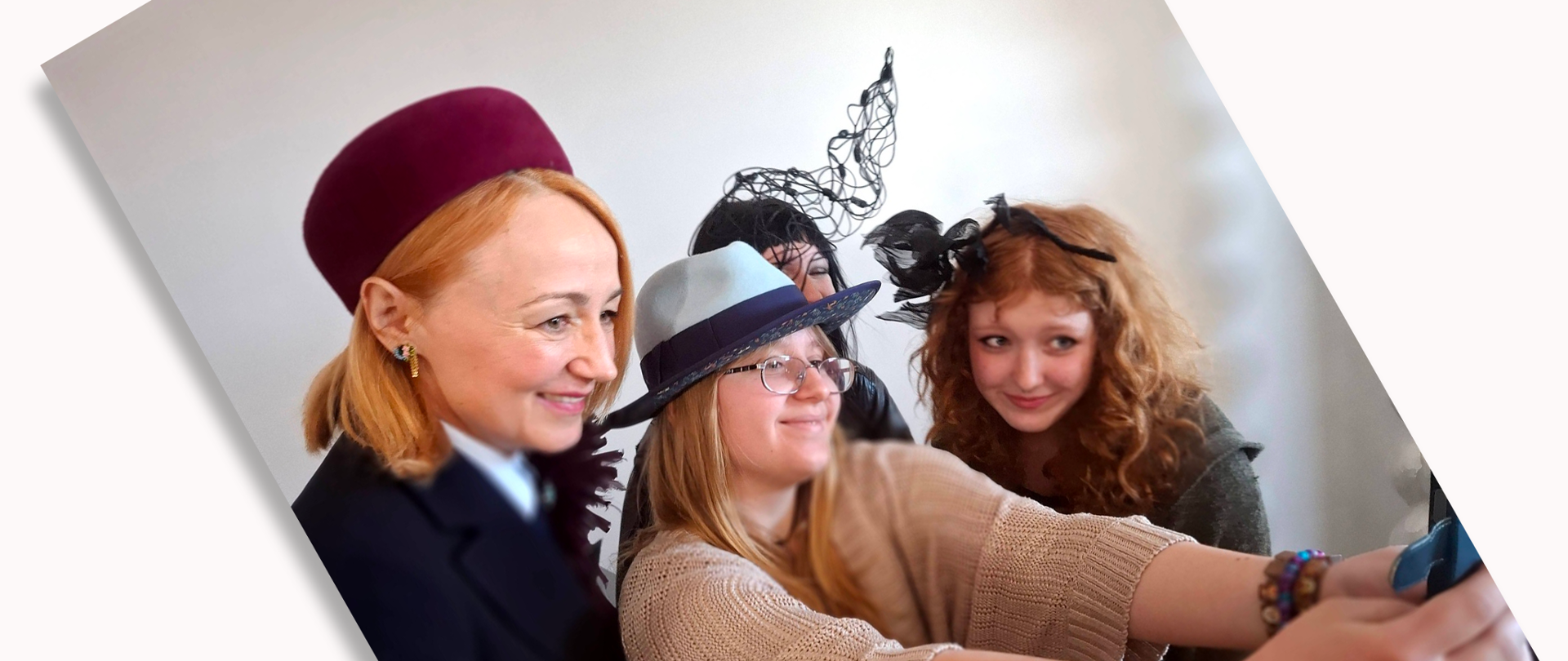 Cztery kobiety w nakryciach głowy od modystki robią sobie selfie