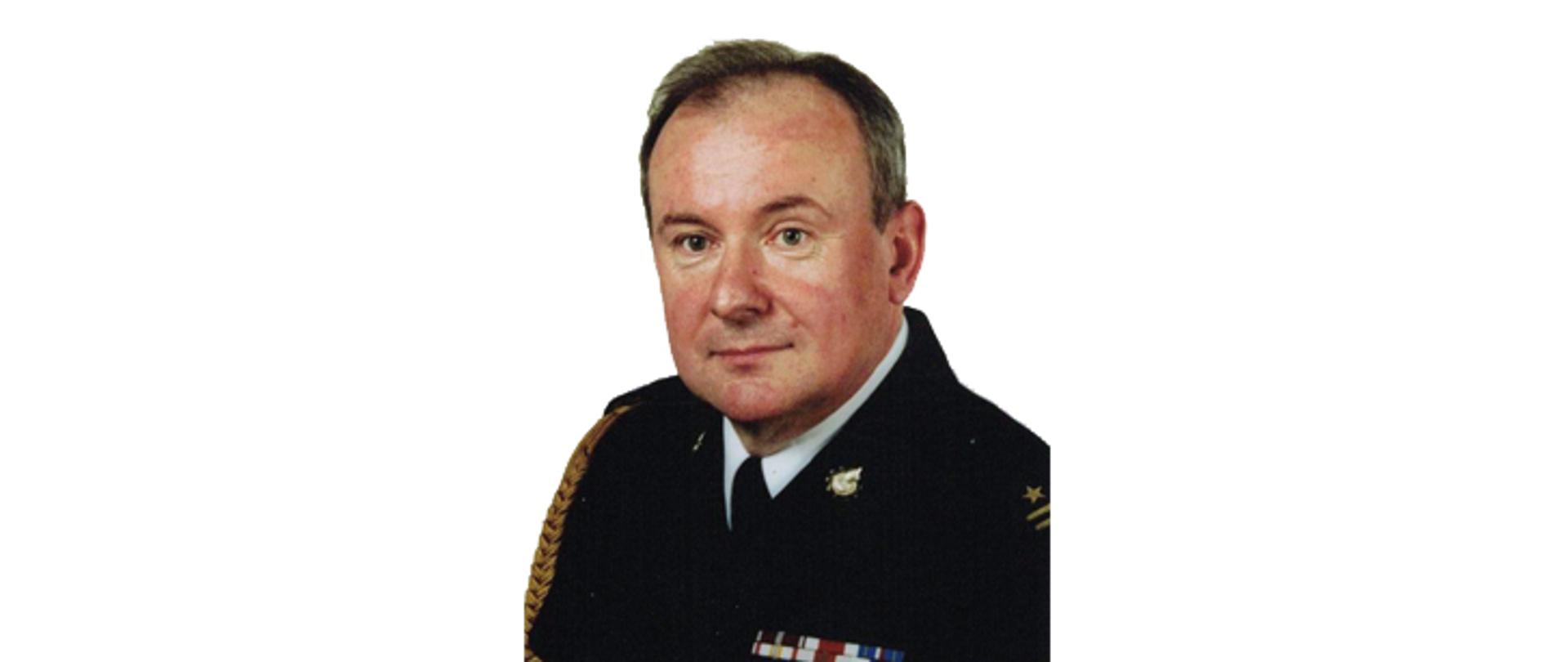 Na zdjęciu młodszy brygadier Janusz Bebłot w mundurze galowym bez nakrycia głowy