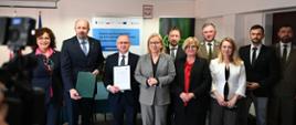 Na zdjęciu m.in.: Robert Gajda, zastępca prezesa zarządu NFOŚiGW, Sławomir Serafin, dyrektor Regionalnej Dyrekcji Ochrony Środowiska, Paulina Hennig-Kloska, minister Klimatu i Środowiska, Piotr Otawski, dyrektor Generalnej Dyrekcji Ochrony Środowiska, Elżbieta Burkiewicz, posłanka na Sejm RP, Teresa Kubas-Hul, wojewoda podkarpacki, Katarzyna Karpa-Świderek, dyrektor Departamentu Ochrony Przyrody i Edukacji Ekologicznej NFOŚiGW.
