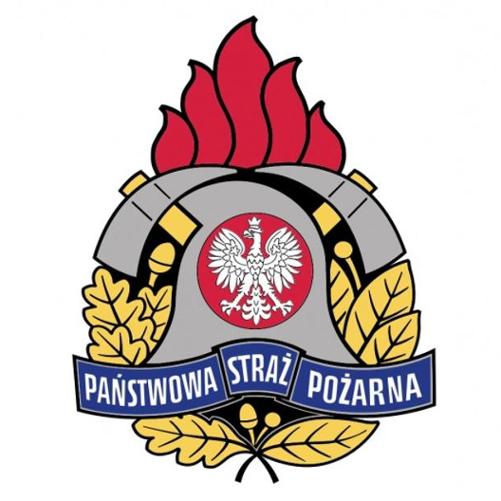Grafika przedstawia oficjalne godło Państwowej Straży Pożarnej w Polsce. Jest to kompozycja pełna symboli związanych z tradycją strażacką i polskimi barwami narodowymi.
Oto szczegółowy opis ułożenia elementów, od tła do pierwszego planu:
Płomienie w tle: Na samej górze, zza głównych elementów, wyłania się duży, czerwony płomień o pięciu wyraźnych wierzchołkach. Symbolizuje on żywioł ognia, z którym walczą strażacy.
Hełm strażacki: W centrum grafiki znajduje się klasyczny, szary (metaliczny) hełm strażacki z charakterystycznym grzebieniem biegnącym przez środek. Hełm jest skierowany przodem do widza.
Skrzyżowane toporki: Tuż za hełmem, a przed płomieniami, widoczne są dwa tradycyjne toporki strażackie skrzyżowane w kształt litery „X”. Ich szare ostrza i złote detale wystają symetrycznie po bokach hełmu.
Orzeł w czerwonym kole: Na samym środku hełmu umieszczona jest okrągła, czerwona tarcza (medalion), na której znajduje się biały Orzeł Biały w koronie – godło Polski. Orzeł ma rozpostarte skrzydła i głowę zwróconą w prawą stronę.
Liście dębu i lauru: Hełm otoczony jest półkoliście roślinnym wieńcem. Po lewej stronie znajdują się stylizowane, złote liście dębu (symbolizujące męstwo i siłę), a po prawej – złote liście lauru (wawrzynu, symbolizujące chwałę i zwycięstwo). Na samym dole, pod hełmem, gałązki te łączą się, a u ich zbiegu widać małe złote żołędzie.
Wstęga z napisem: W dolnej części, na wysokości podstawy hełmu, przebiega łukowata, ciemnoniebieska wstęga z grubą, czarną i białą ramką. Na wstędze wypisany jest białymi, drukowanymi literami napis: PAŃSTWOWA STRAŻ POŻARNA. Napis jest wyraźny i czytelny.
Całość ma symetryczny, uroczysty charakter. Dominują kolory: szary, złoty, czerwony i ciemnoniebieski, kontrastujące na czystym, białym tle.