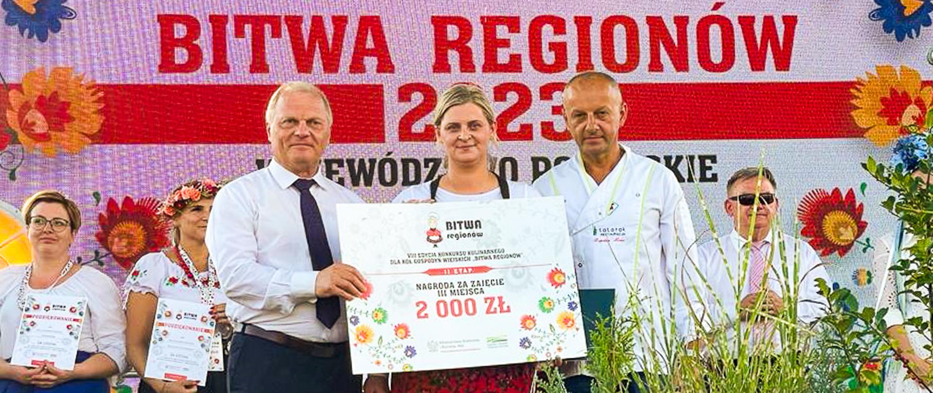 Wiceminister Lech Kołakowski wręcza nagrody w II etapie konkursu Bitwa Regionów w województwie podlaskim (fot. MRiRW)