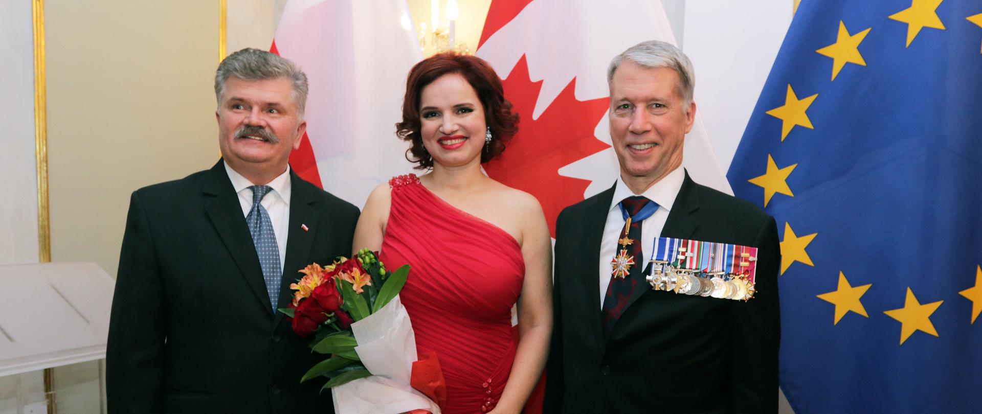 Na zdjeciu Ambasador Andrzej Kurnicki, gen. Andrew Leslie oraz gwiazda wieczoru pianistka Katarzyna Musiał.