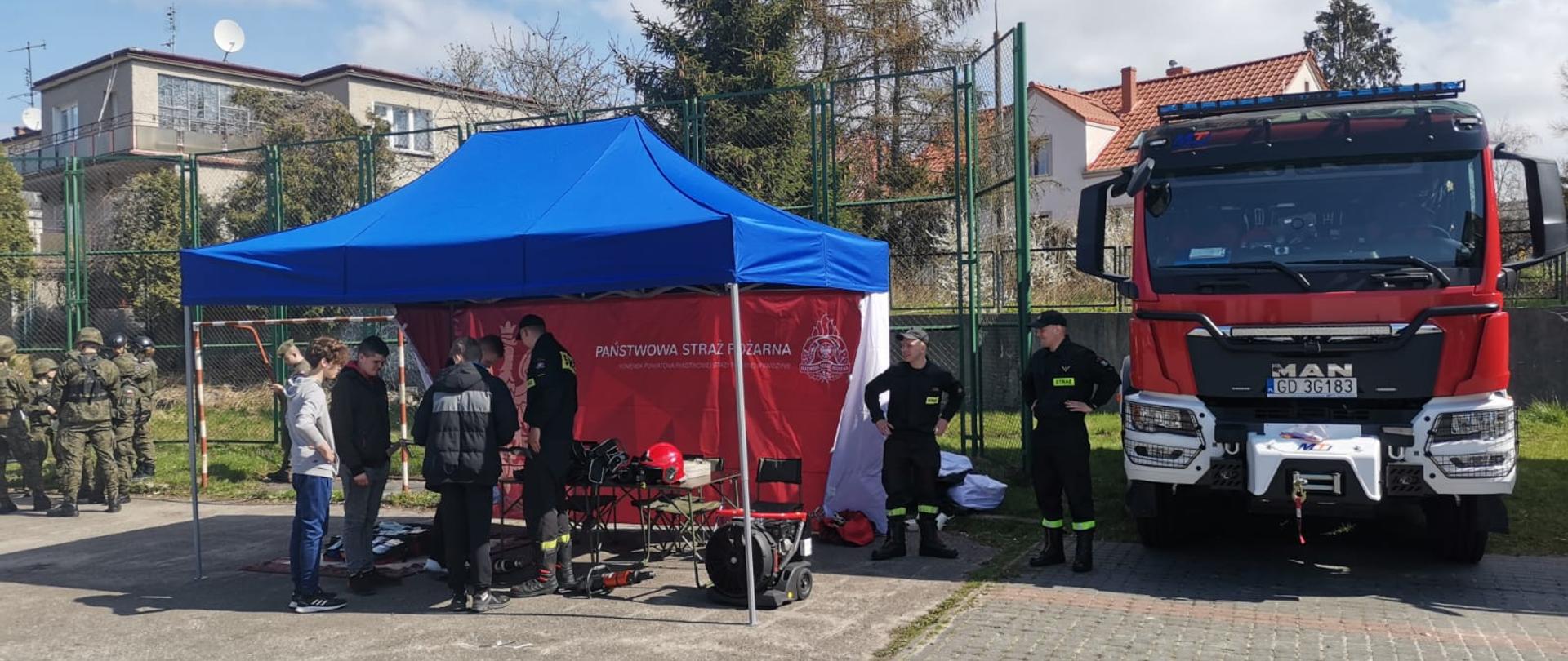 Na zdjęciu namiot i samochód straży pożarnej podczas pokazu sprzętu