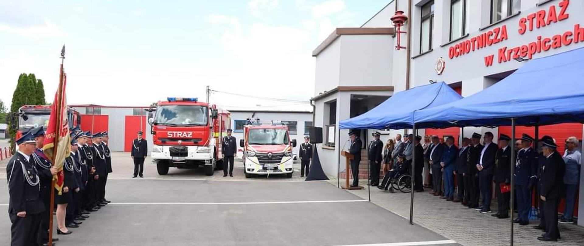 Zdjęcie przedstawia przekazanie samochodów pożarniczych dla OSP w Krzepicach