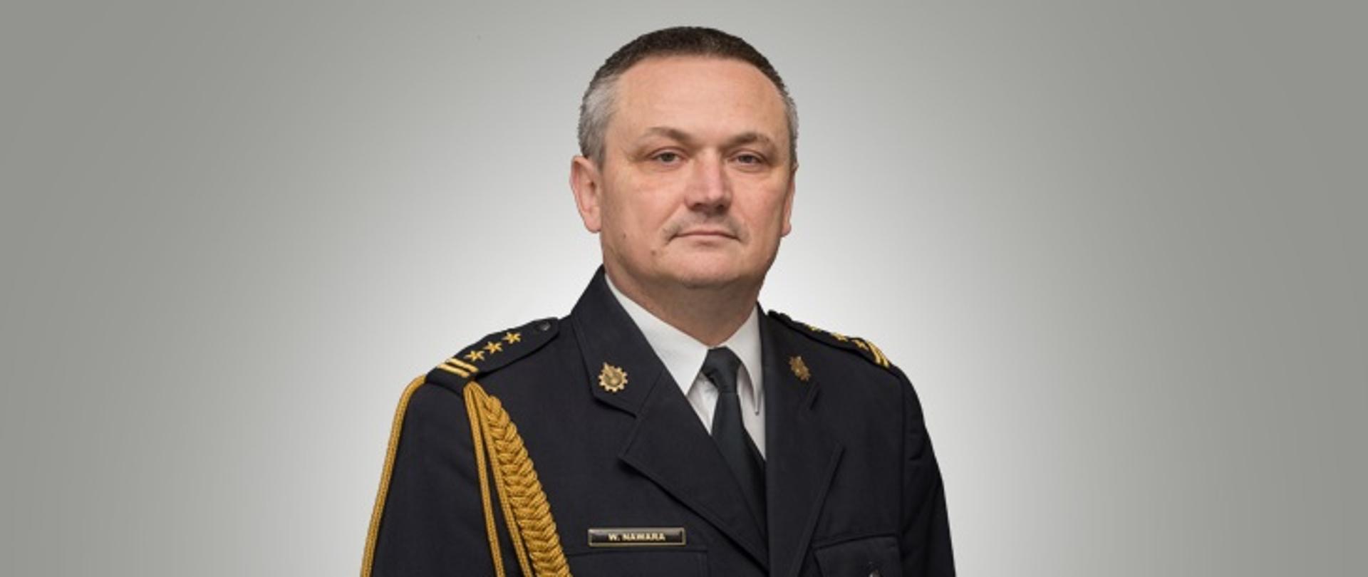 Zastępca Opolskiego Komendanta Wojewódzkiego PSP st. bryg. Wojciech Nawara w mundurze galowym.