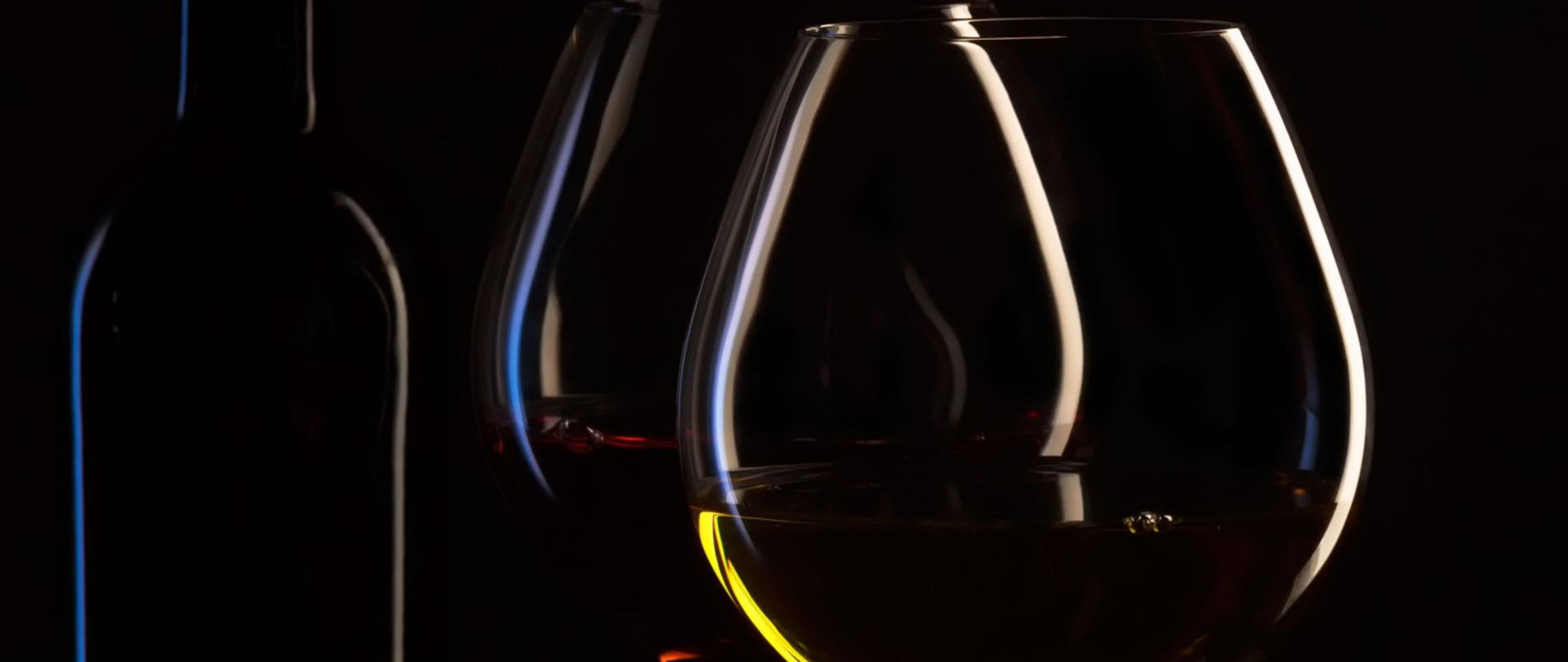 Butelka wina i dwa napełnione kieliszki do wina