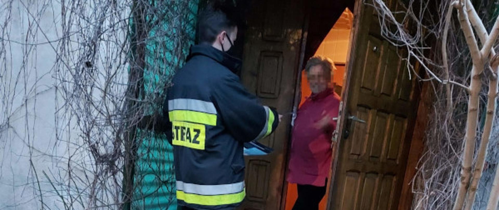 Strażacy z OSP w Gwdzie Wielkiej w ramach Narodowego Programu „SzczepimySię” prowadzili dystrybucję ulotek