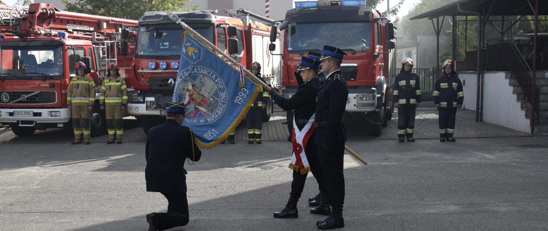 bryg. Holc żegna się ze sztandarem