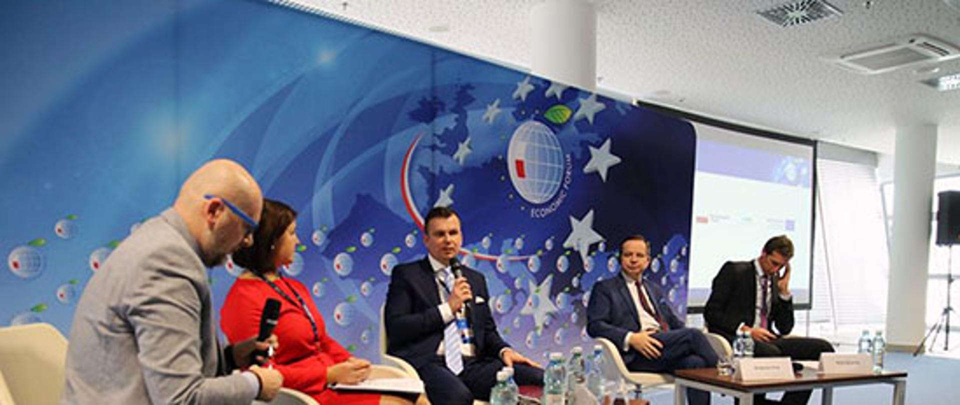 Minister Adam Hamryszczak na Forum w podrzeszowskiej Jasionce