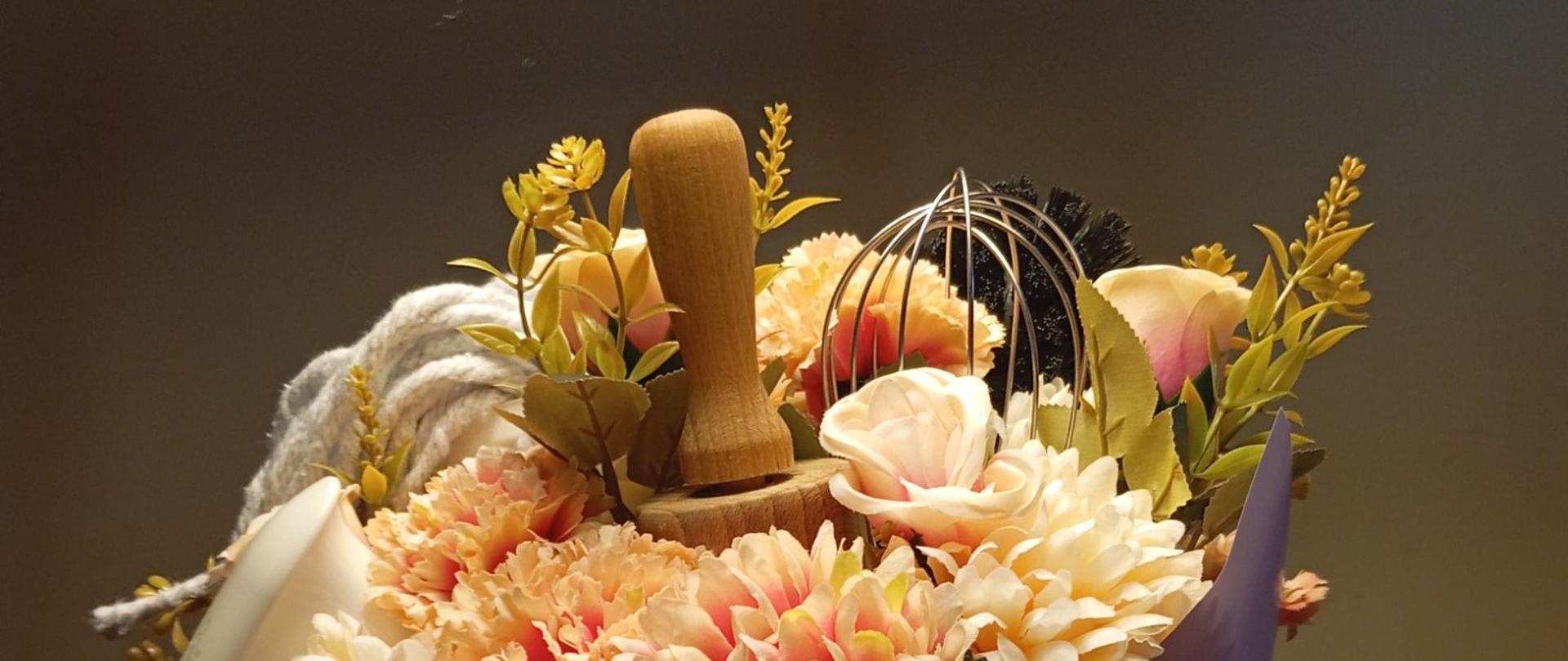 Bukiet, kwiatów, wałka do ciasta, trzepaczki i mopa