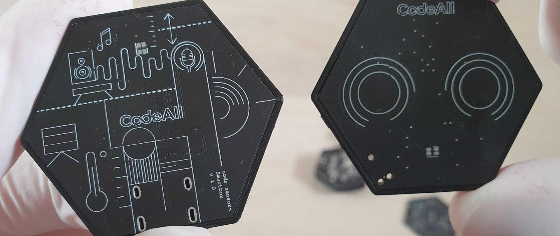 czujniki trzymane w rękach ubranych w rękawiczkach