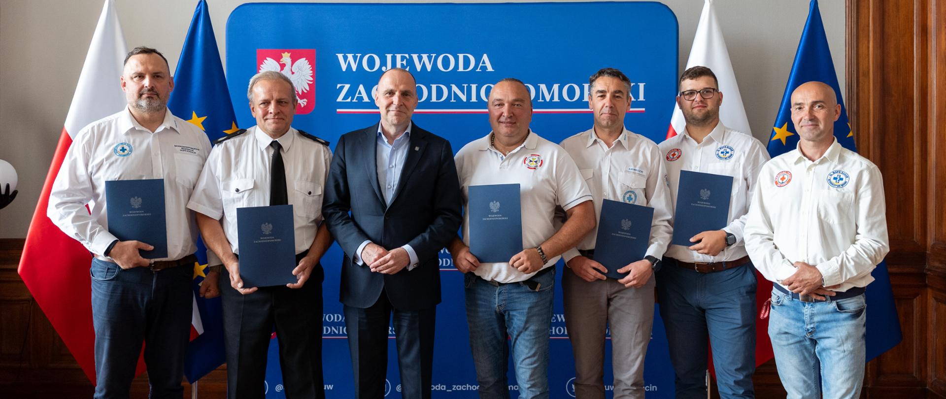 wspólne zdjęcie przedstawicieli jednostek ratownictwa wodnego z wojewodą 