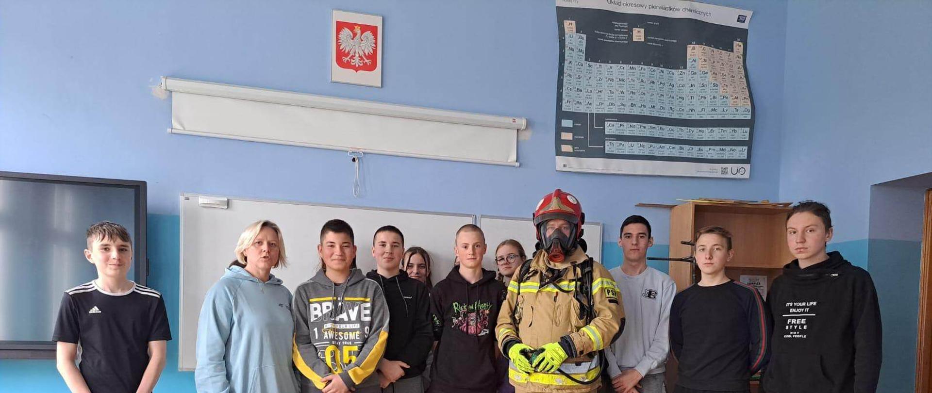 Wizyta funkcjonariusza Komendy Powiatowej PSP w Obornikach w Szkole Podstawowej w Długiej Goślinie. 