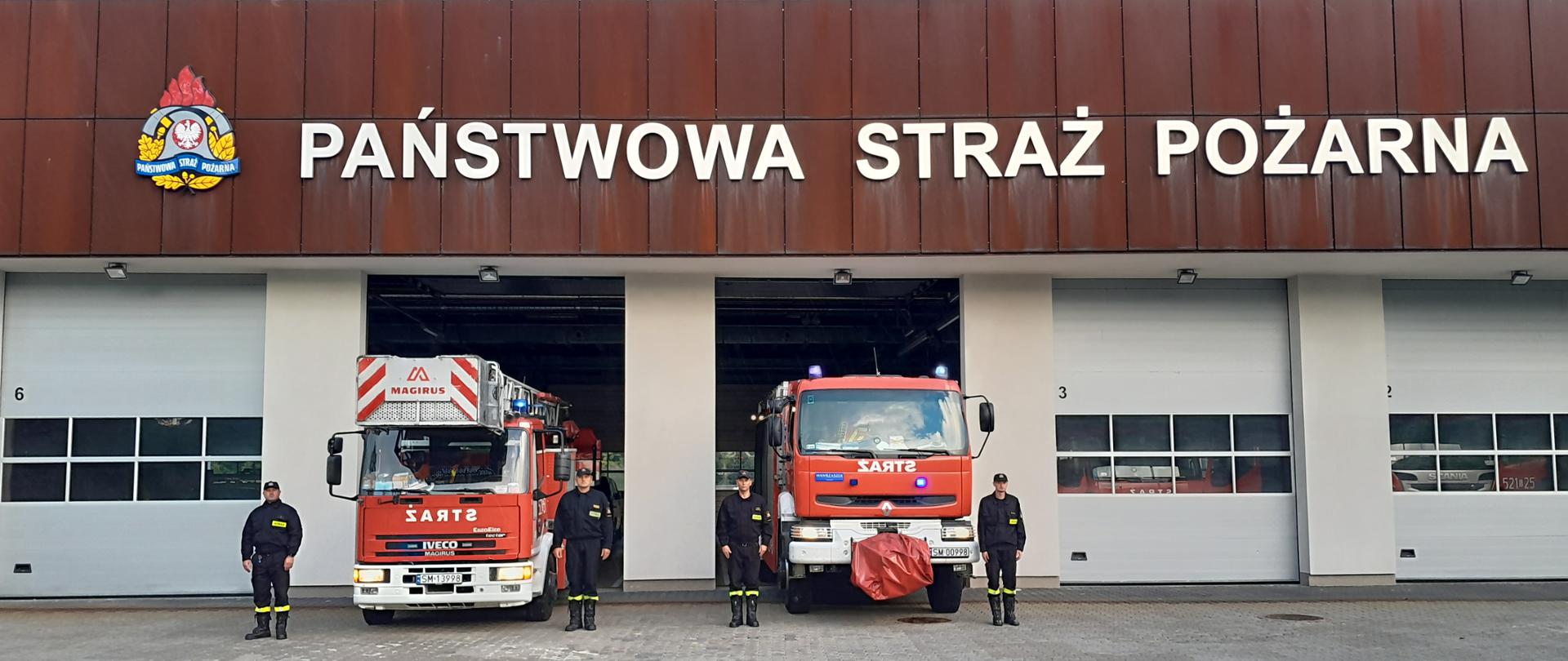 
Punktualnie o godzinie 18.00 Mysłowiccy strażacy oddali hołd zmarłemu dziś rano podczas pełnienia służby ogn. Pawłowi Chyła, strażakowi z Komendy Miejskiej Państwowej Straży Pożarnej w Grudziądzu.
Cześć Jego Pamięci!
W tle budynek z napisem Państwowa Straż Pożarna, strażacy oddający cześć zmarłemu i samochody strażackie z włączonymi sygnałami