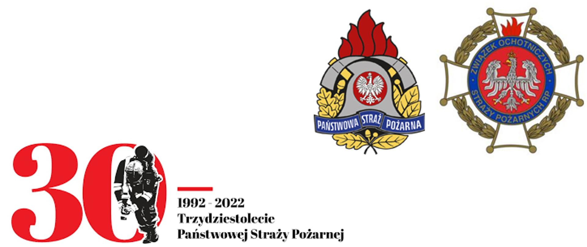 Grafika z białym tłem - w lewym dolnym rogu czerwona liczba 30, symbol pochylonego strażaka w ubraniu specjalnym, aparacie powietrznym i wężem przewieszonym przez ramię oraz napis "1992-2022 Trzydziestolecie Państwowej Straży Pożarnej". W prawym, górnym rogu logo PSP oraz ZOSP RP.