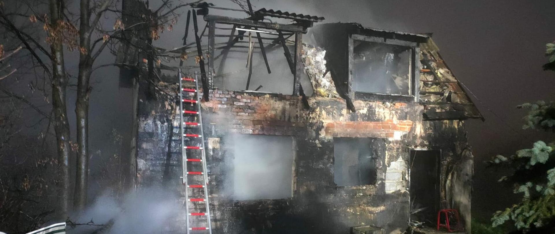 Na zdjęciu widoczne dom jednorodzinny pożarze