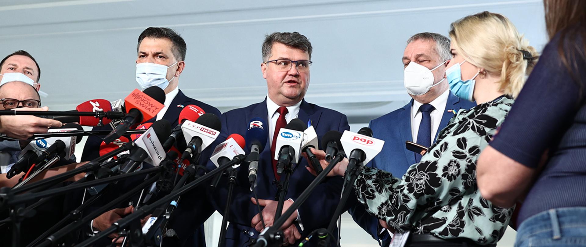 Wiceminister Maciej Wąsik podczas briefingu w Sejmie RP.