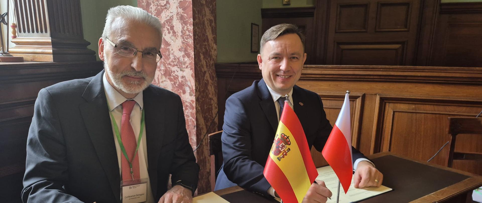 Juan Carlos Lentijo, szef hiszpańskiej rady bezpieczeństwa jądrowego (CSN) oraz Andrzej Głowacki, Prezes Państwowej Agencji Atomistyki podpisują porozumienie o współpracy.