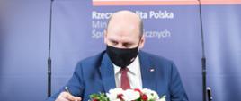 2020.12.03 Warszawa. Minister Szymon Szynkowski vel Sęk. Podpisanie listu intencyjnego o współpracy z TVP.
