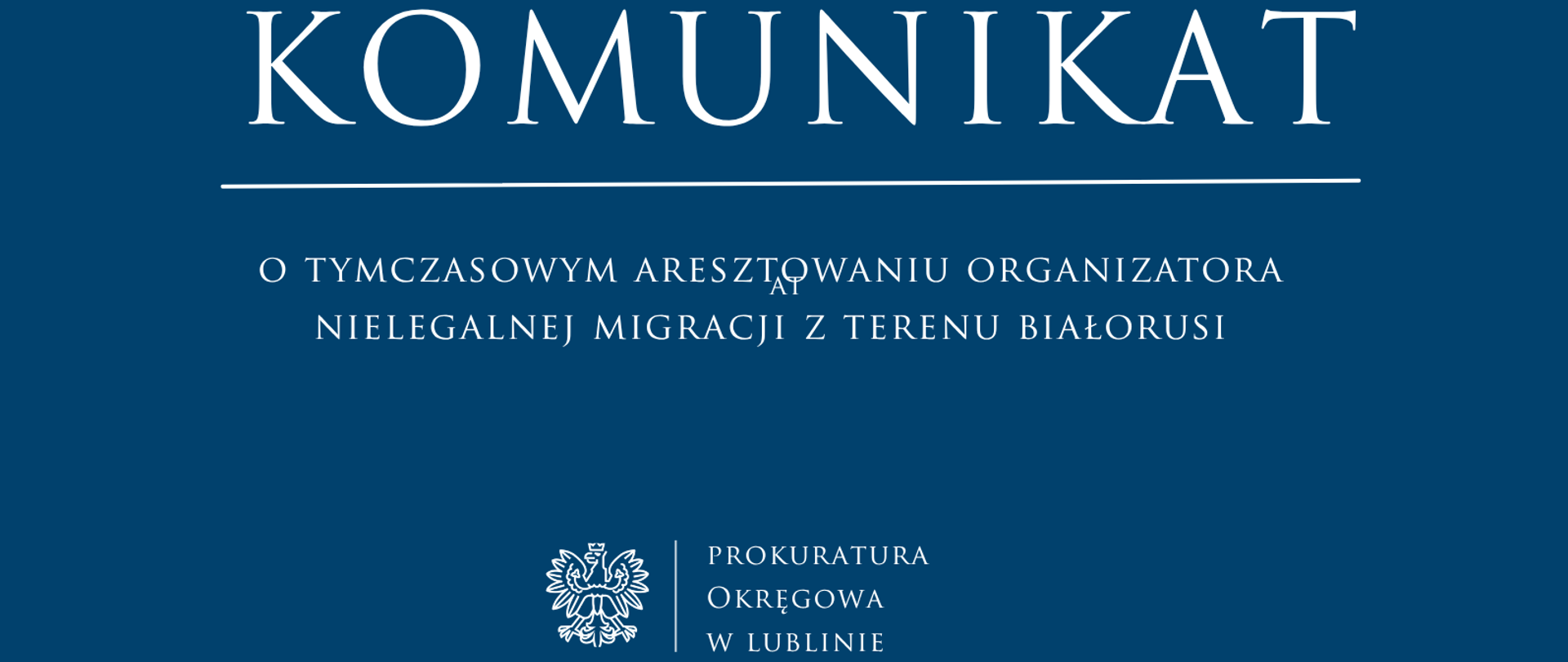 Niebieski baner o treści: Komunikat o tymczasowym aresztowaniu organizatora nielegalnej migracji z terenu Białorusi