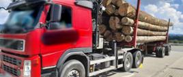 Miejsce kontroli przeładowanej ciężarówki z dłużycami drewna, zatrzymanej przez patrol podkarpackiej Inspekcji Transportu Drogowego na terenie Sanoka.
