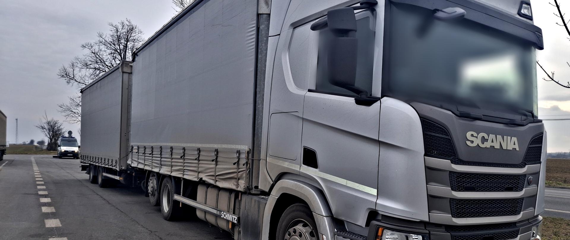 Kontrolowany pojazd podczas kontroli na punkcie kontrolnym opolskiej Inspekcji Transportu Drogowego