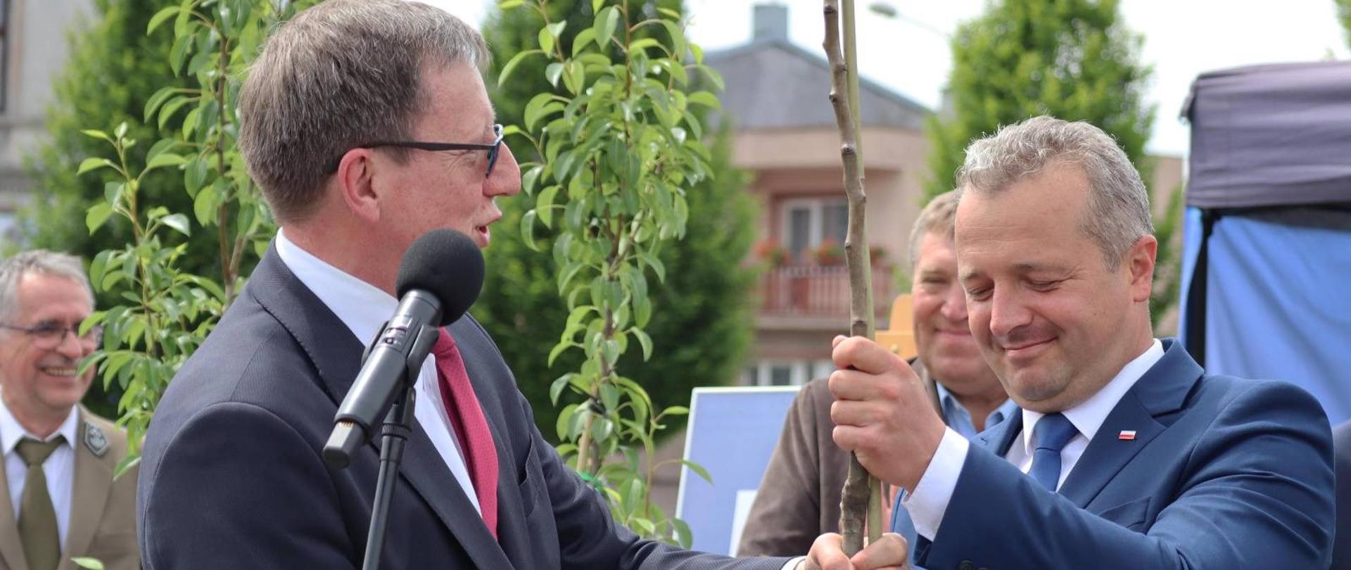 Dwóch mężczyzn podczas wręczenia gruszy