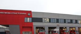 Cztery wozy strażacki stojące w garażach nowo otwartego budynku Jednostki Ratowniczo-Gaśniczej nr 1 w Kielcach
