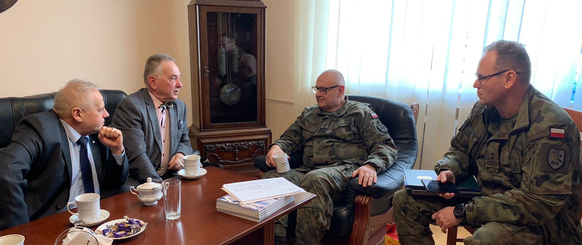 Spotkanie wicewojewody z przedstawicielami wojska i prezesem Klubu Tysiąca Jezior.