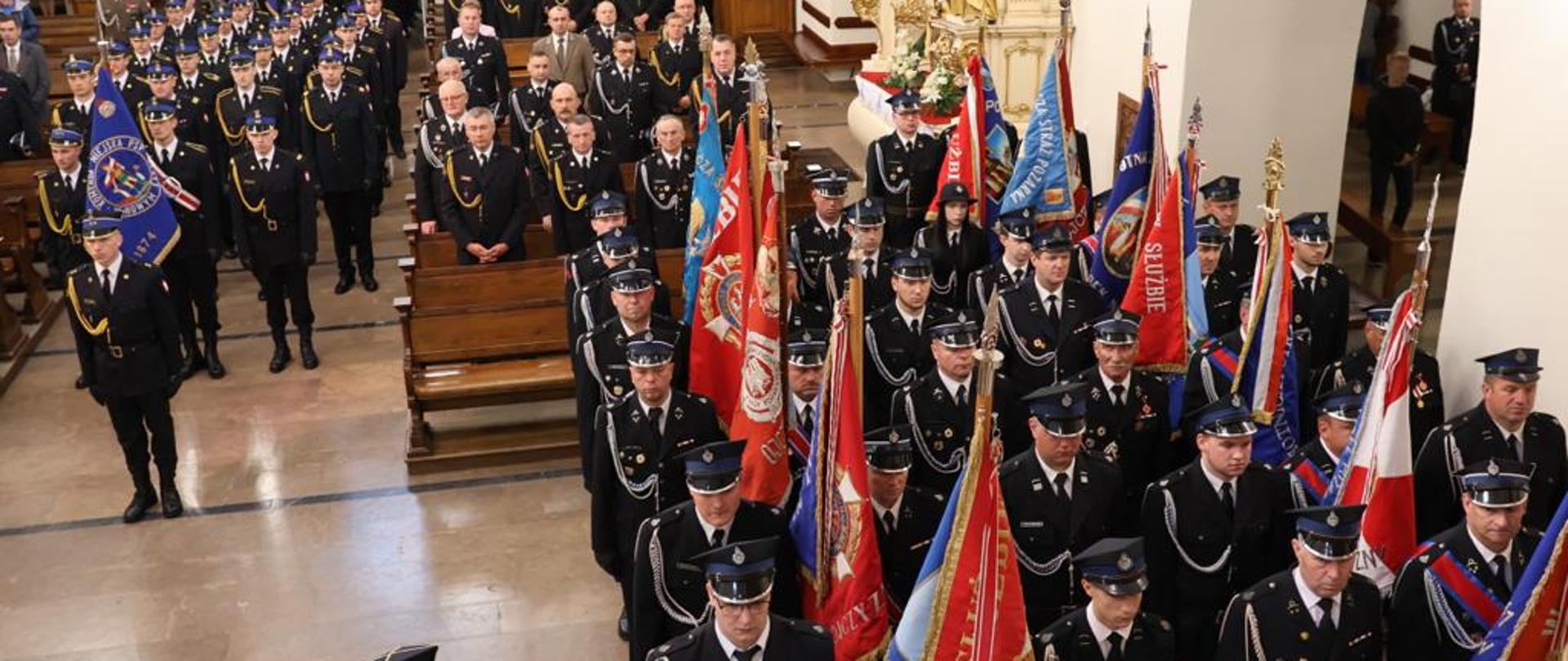 Poczty sztandarowe w kościele