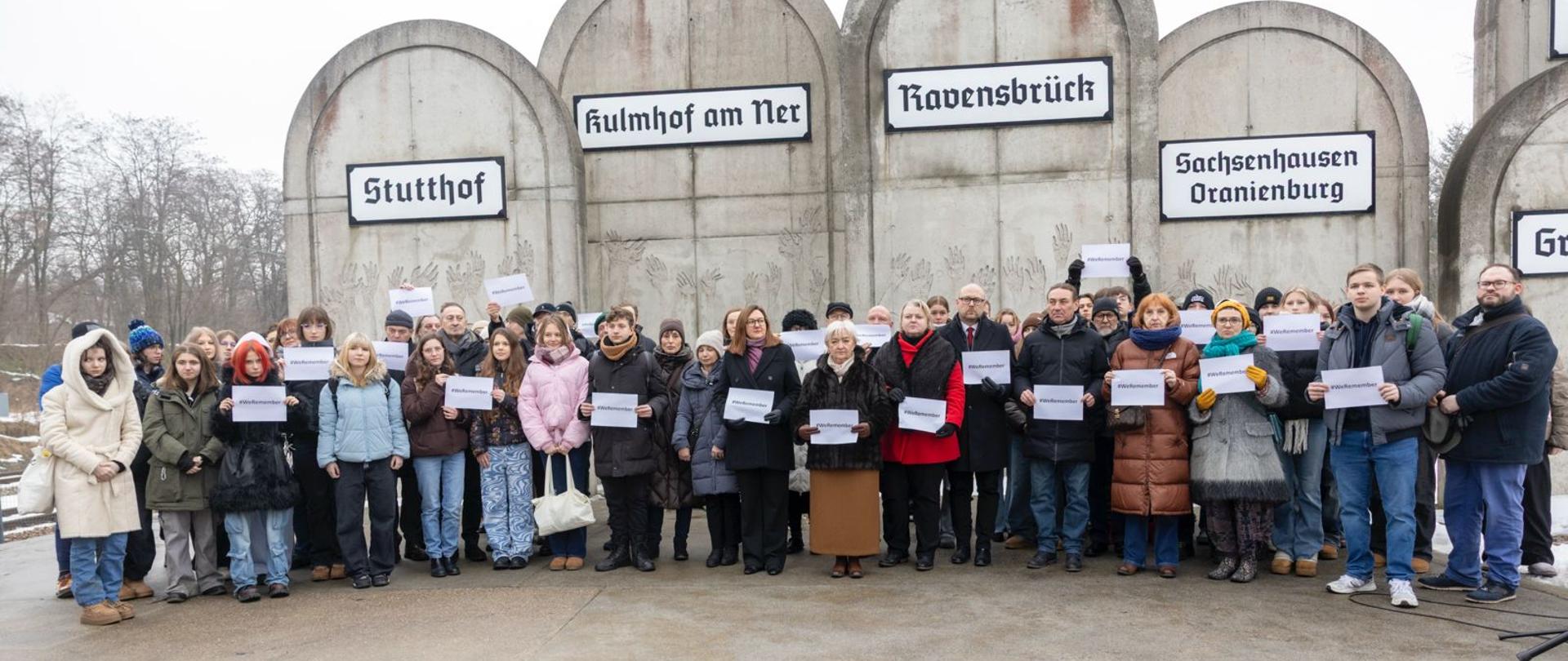 Uczestnicy XVI Dni Pamięci - łódzkich obchodów Dnia Pamięci o Ofiarach Holocaustu na Stacji Radegast w byłym gettcie łódzkim. 