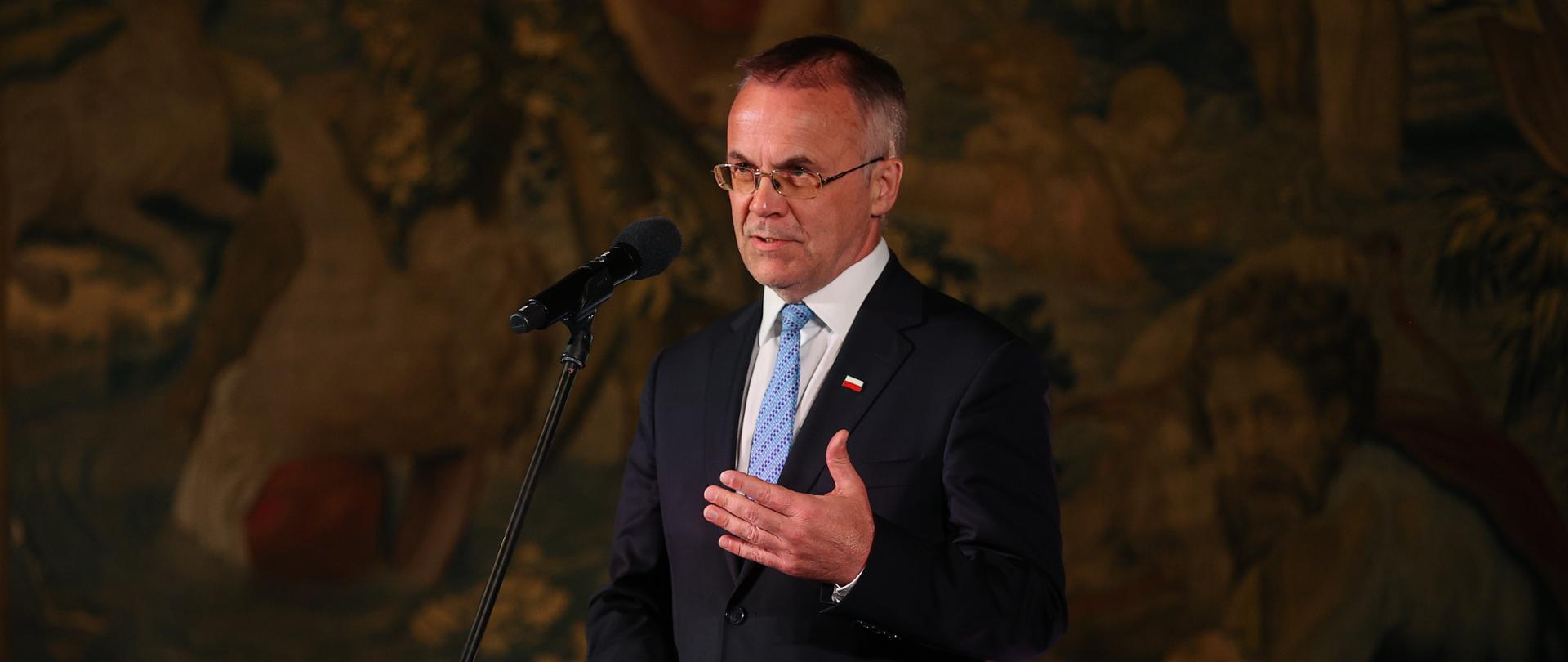 Kraków, 31.05.2023. Sekretarz stanu w MKiDN, Generalny Konserwator Zabytków Jaros³aw Sellin podczas gali laureatów 43. konkursu na Wydarzenie Muzealne Roku Sybilla 2022 w Zamku Królewskim na Wawelu w Krakowie, 31 bm. (ad) PAP/£ukasz G¹gulski