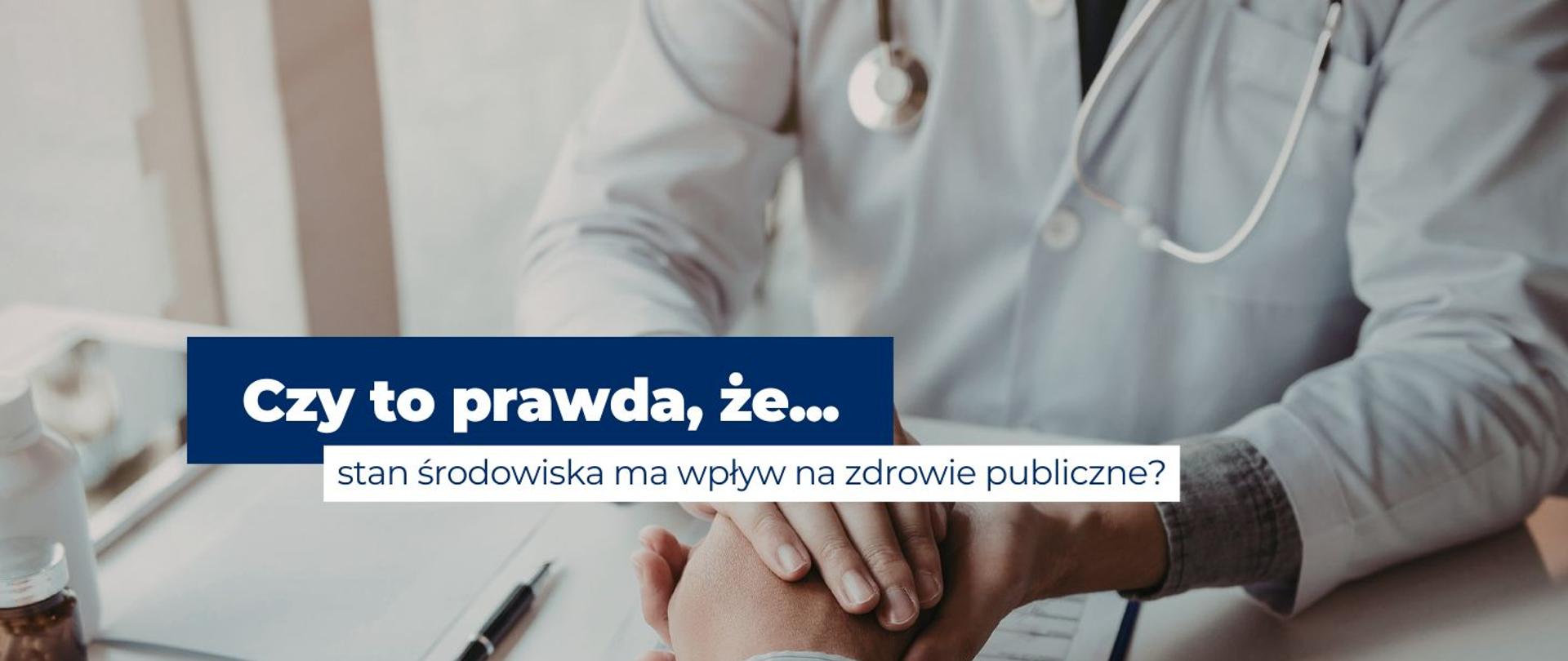 na zdjęciu widoczny jest lekarz, który w swoim gabinecie przyjmuje pacjenta. Na środku widnieje napis: Czy to prawda, że stan środowiska ma wpływ na zdrowie publiczne? 