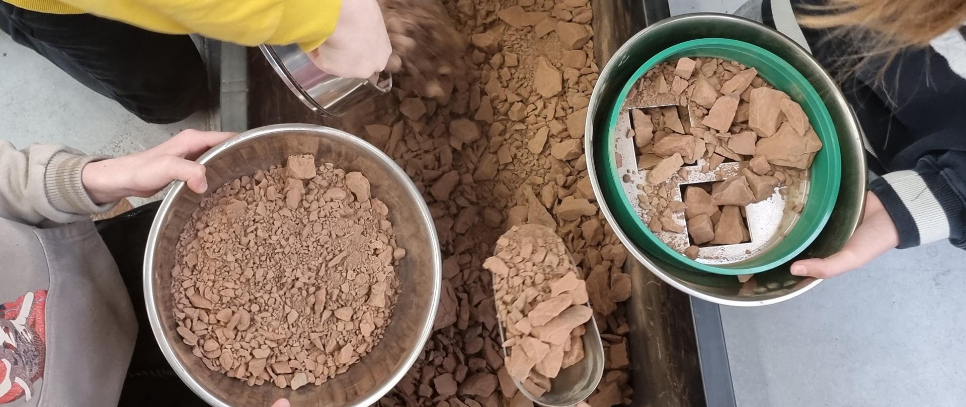 Czwartoklasiści w Laboratorium Drogowym w Mokronosie - marzec 2023 r. fot. Magda Szumiata/GDDKiA