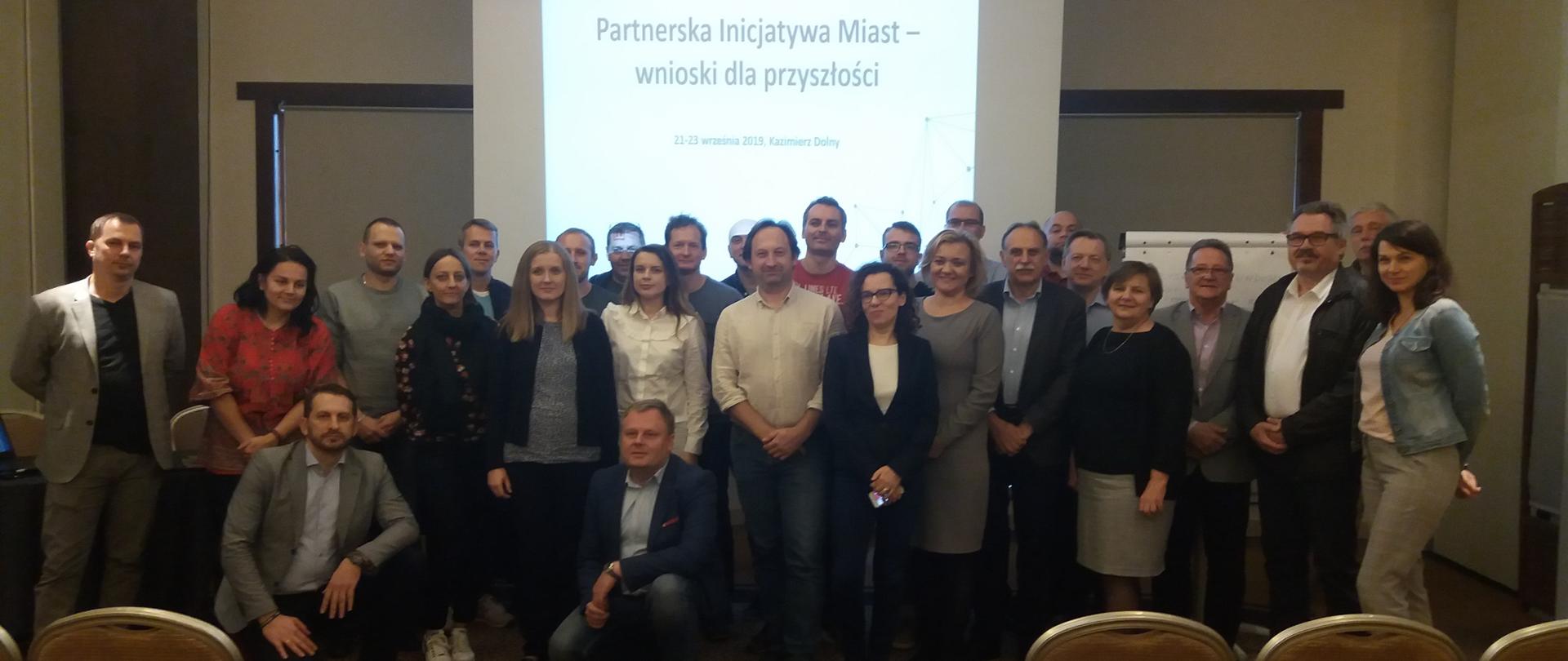 Zdjęcie grupowe uczestników warsztatów w ramach podsumowania Partnerskiej Inicjatywy Miast. Spotkanie odbyło się w październiku 2019 r. w Kazimierzu Dolnym