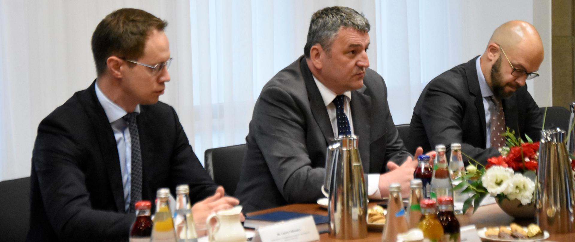 Uczestnicy spotkania w trakcie rozmów. Wiceminister Marek Wesoły (drugi od lewej) oraz przedstawiciele MAP siedzą przy stole. 