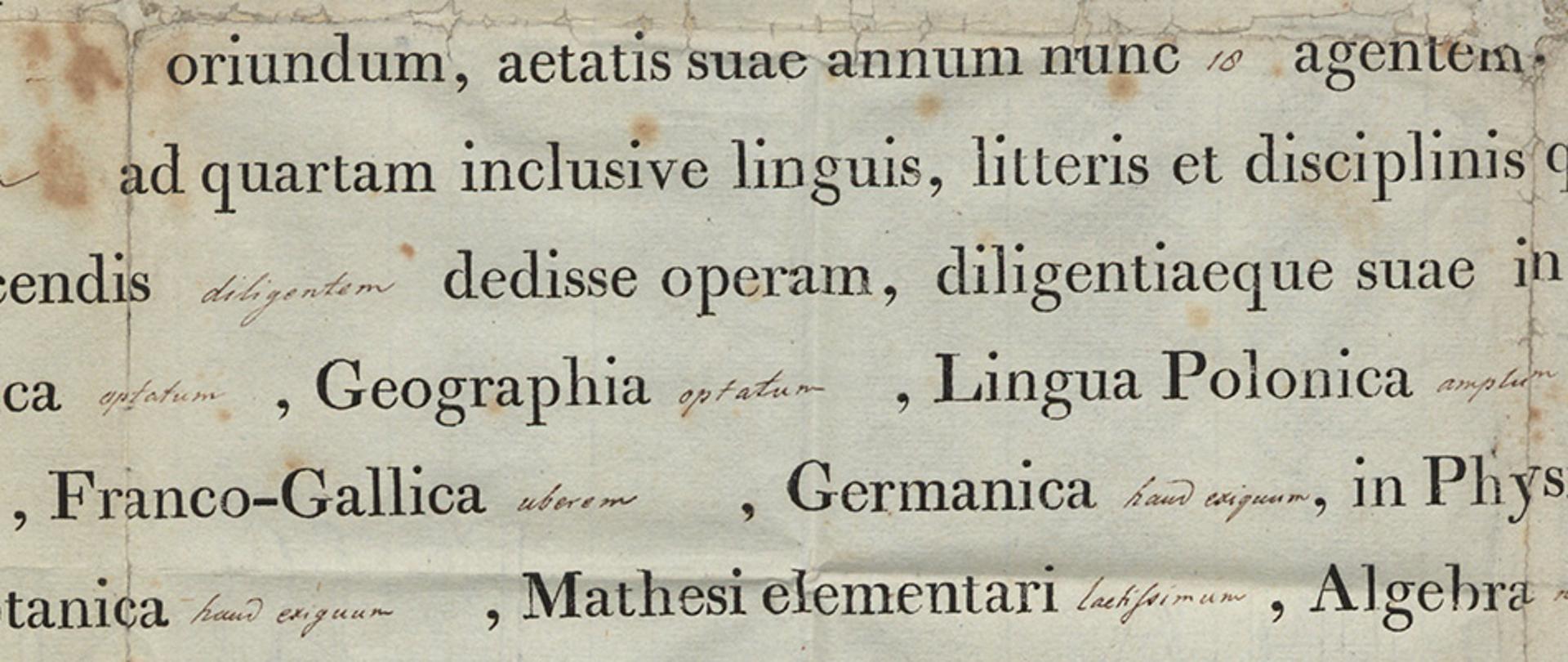 Imitacja starodruku z łacińskimi sentencjami: oriundum, aetatys suae annum nunc agentem ad quartam inclusive linguis, litteris et disciplins , Geographia, Lingua Polonica, Franco-Gallica, Germanica, in Physi, Mathesi elementari, Algebra