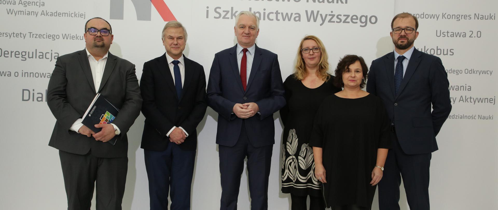 Na zdjęciu widać wicepremiera Jarosława Gowina, sekretarza stanu Piotra Dardzińskiego, dyrektora Macieja Chorowskiego i autorów kilku wybranych projektów, które wygrały w konkursie.