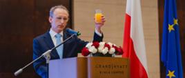 Ambassador Krzysztof Dobrowolski proposing a toast