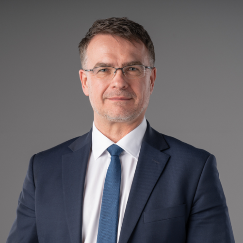 Adam Musiuk, Podlaski Wojewódzki Konserwator Zabytków. Mężczyzna ubrany jest w garnitur, białą koszulę i niebieski krawat.