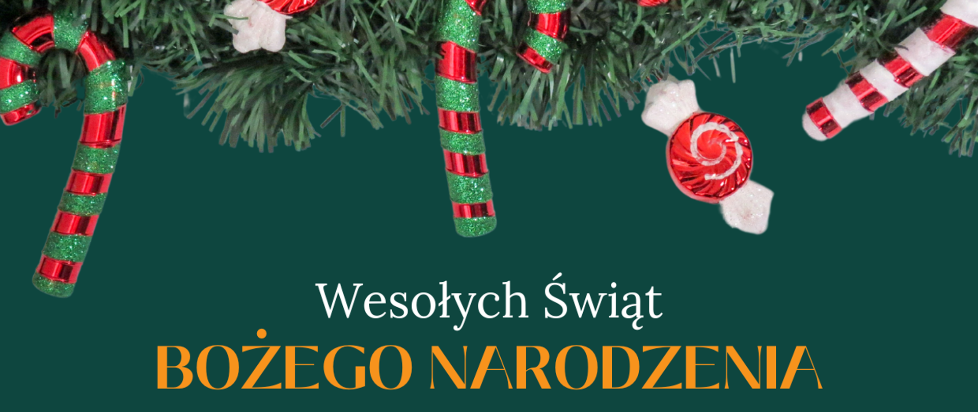 Świąteczna grafika z życzeniami Bożego Narodzenia na ciemnozielonym tle. U góry gałąź choinki z czerwono-zielonymi laskami cukrowymi i bombkami. Centralnie tekst „Wesołych Świąt Bożego Narodzenia” oraz życzenia ciepła, radości, miłości i pomyślności w Nowym Roku. Poniżej podpis: Dyrekcja i pracownicy Państwowej Szkoły Muzycznej I stopnia w Starogardzie Gdańskim. Na dole zimowa ilustracja z bałwankiem, choinką, domkiem i Mikołajem oraz napis „Boże Narodzenie 2025”.