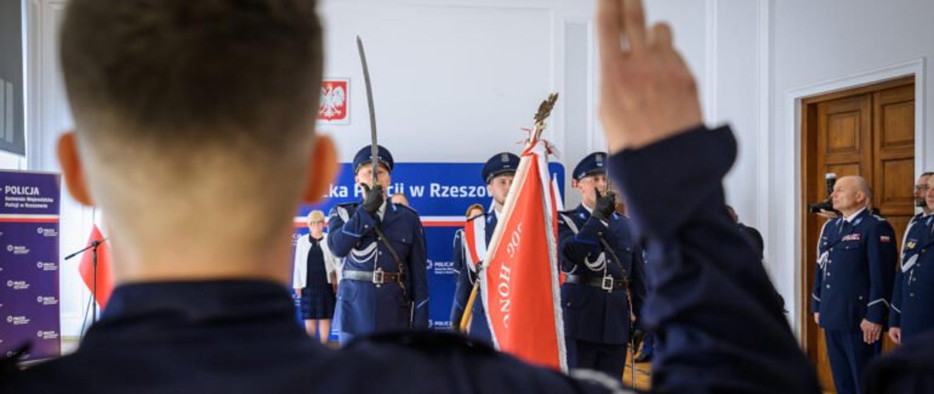 Zdjęcie przedstawia policjantów podczas ślubowania