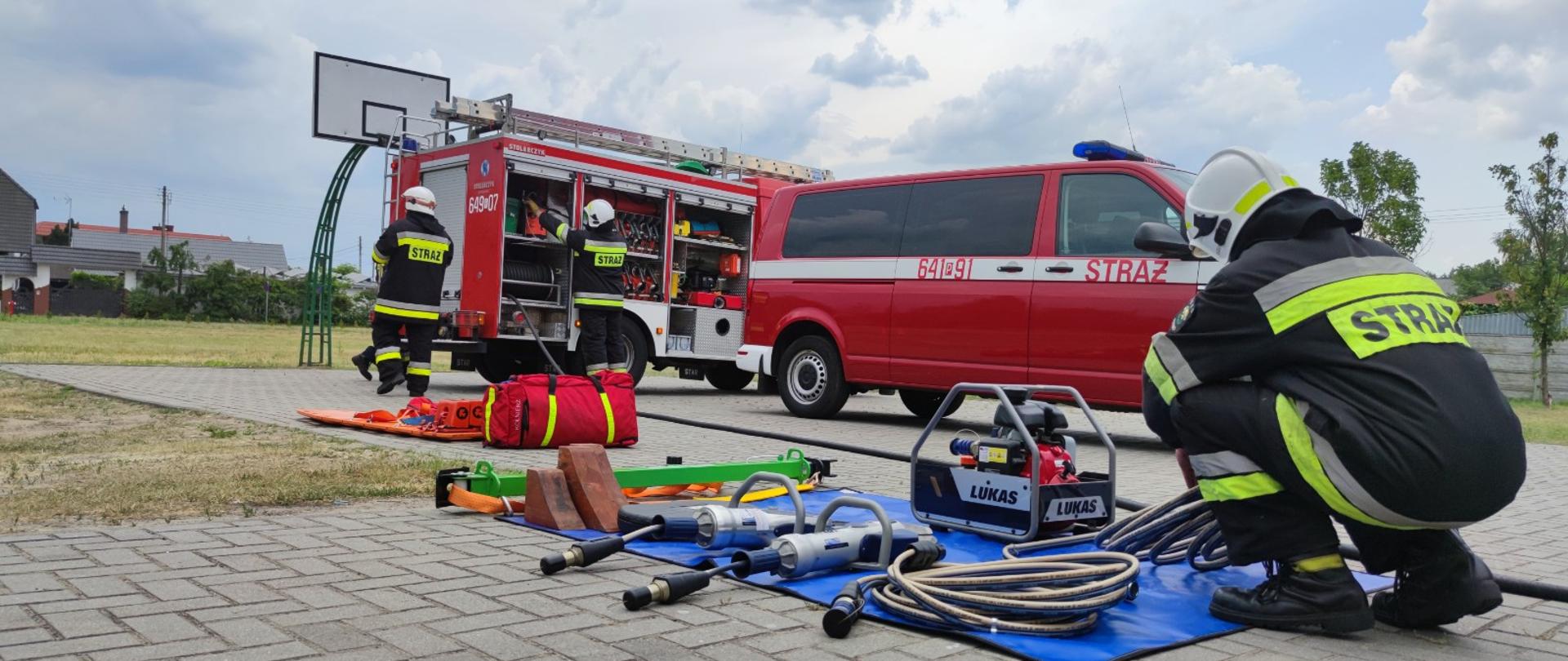Samochody pożarnicze, pole sprzętowe, strażacy