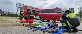 Samochody pożarnicze, pole sprzętowe, strażacy