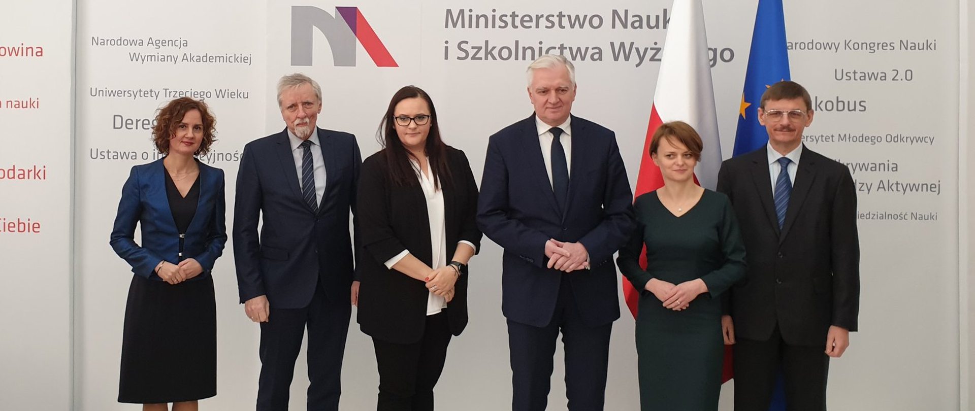 na zdjęciu na tle ścianki Ministerstwa Nauki i Szkolnictwa Wyższego z logo ministerstwa stoją od lewej: Izabela Żmudka Zastępca Dyrektora Narodowego Centrum Badań i Rozwoju; dr inż. Wojciech Kamieniecki Dyrektor Narodowego Centrum Badań i Rozwoju, minister Małgorzata Jarosińska-Jedynak, minister Jarosław Gowin, minister Jadwiga Emilewicz, minister Grzegorz Wrochna