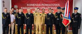 zdjecie grupowe strażaków wraz ze sztandarem