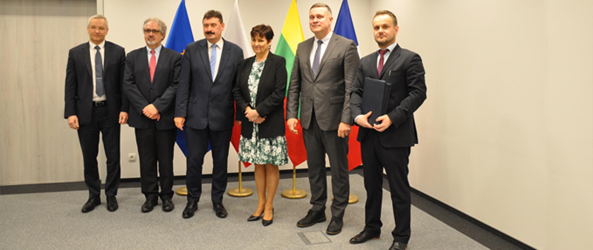 Sygnatariusze umowy w towarzystwie ministra Ryszarda Bartosika oraz Dariusza Olkiewicza zastępcy prezesa ARiMR