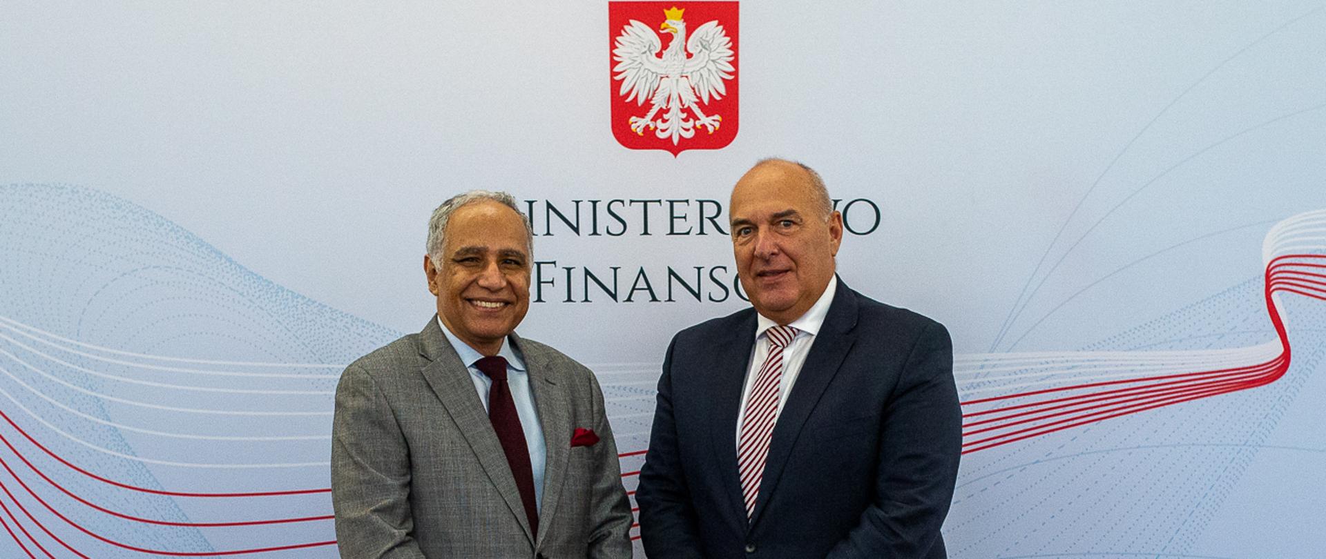 Minister finansów Tadeusz Kościński i dyrektor regionalny Banku Światowego na Unię Europejską Arup Banerji na tle banera Ministerstwa Finansów
