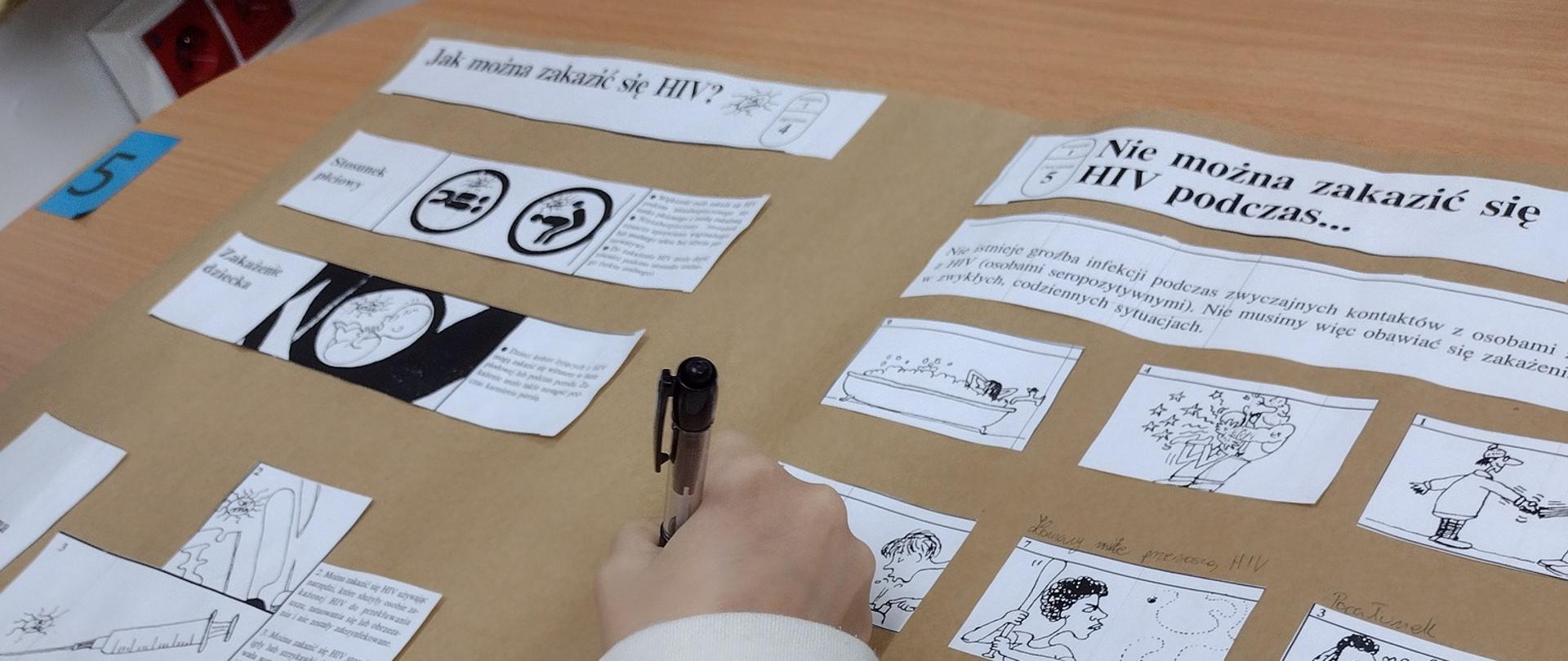 Uczniowie przygotowujący plakaty w związku ze Światowym Dniem AIDS