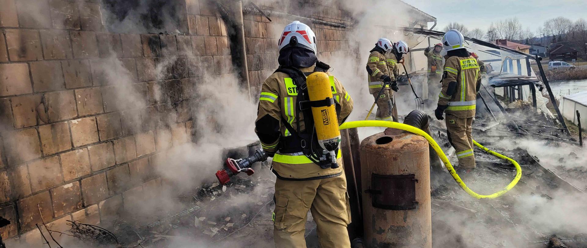 Zdjęcie – strażacy gaszą pożar.